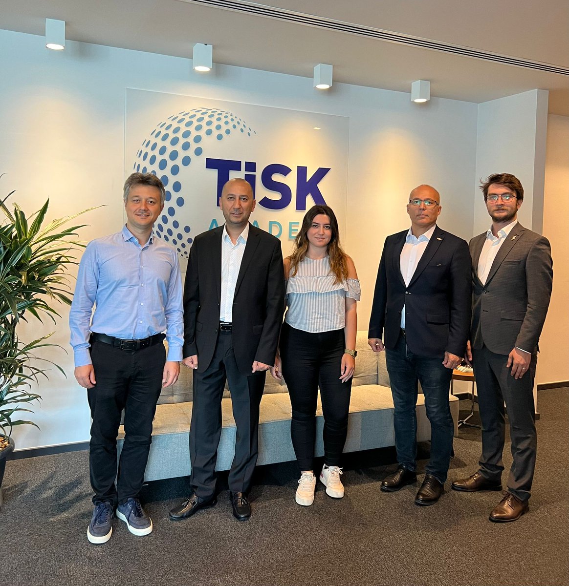 ustiskurumsal's tweet photo. USTİS, TİSK AKADEMİ”ye ZİYARETTE BULUNDU. 
USTİS Genel Sekreteri Dr. Mesut İNAN, Denetim Kurulu Başkanı Hamdi CEYLAN, Örgütlenme ve Üyelik İşlemlerinden Sorumlu Mert HASKAN, TİSK Akademi Eğitim ve Gelişim Müdürü Erdem DEMİRBAŞ ve yardımcısı İrem CEYLAN ile bir görüşme +++ https://t.co/LrWQKGW36m