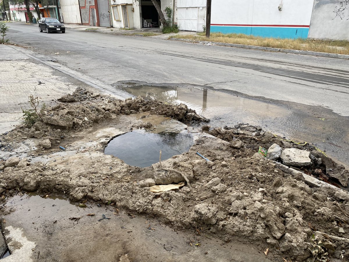 jholzm's tweet photo. @AyD_ParaTi @Cicmty  @samuel_garcias Fuga de agua limpia, tiene así varios días. Acudio Agua y Drenaje a “Reparar” pero la fuga se hizo más grande. Comentaron que vendrían ayer pero ya tiene varios días tirando agua. https://t.co/OGzWa99oXU