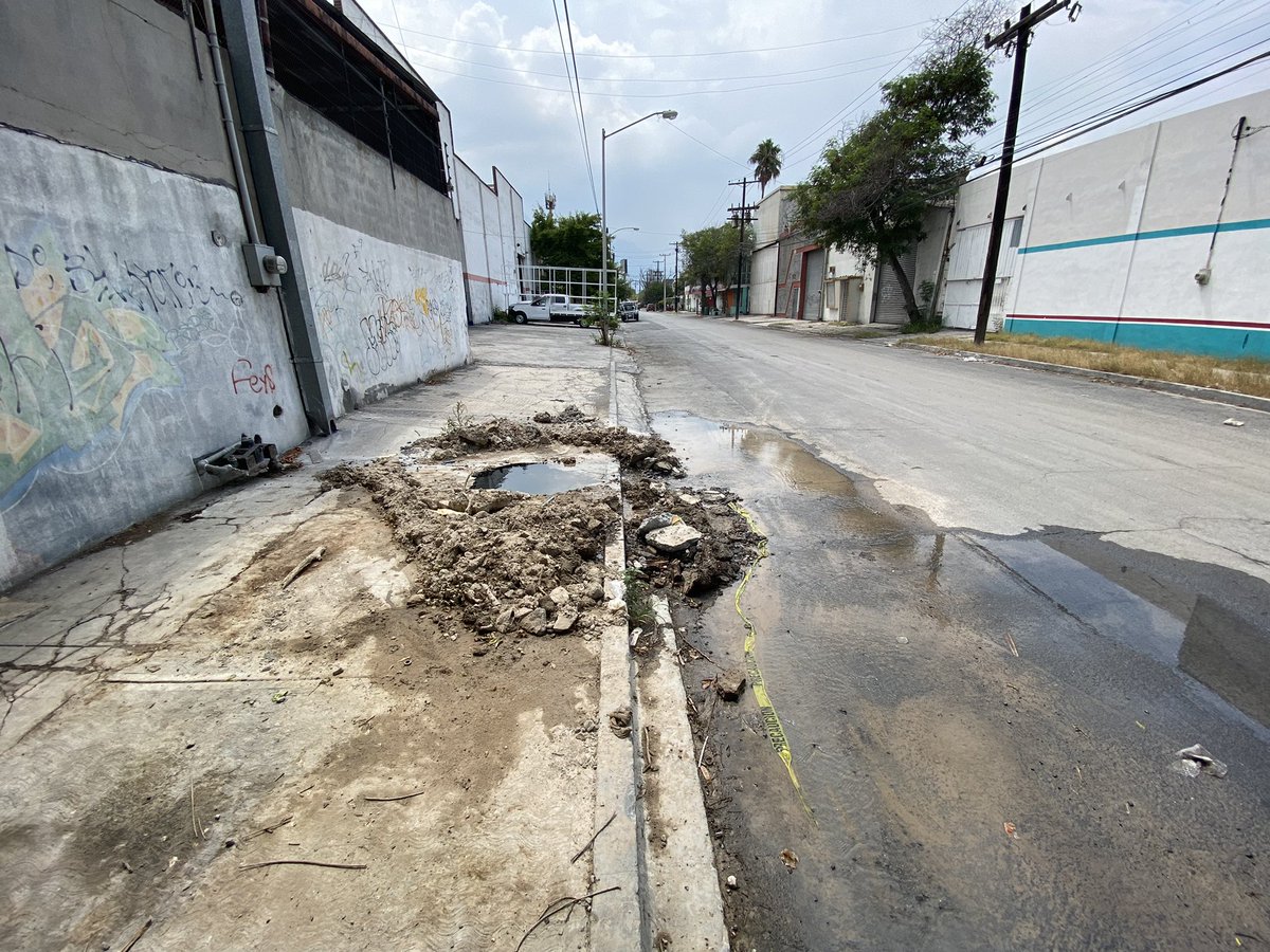 jholzm's tweet photo. @AyD_ParaTi @Cicmty  @samuel_garcias Fuga de agua limpia, tiene así varios días. Acudio Agua y Drenaje a “Reparar” pero la fuga se hizo más grande. Comentaron que vendrían ayer pero ya tiene varios días tirando agua. https://t.co/OGzWa99oXU