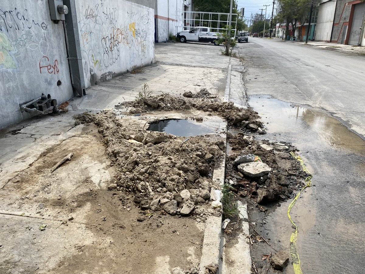 jholzm's tweet photo. @AyD_ParaTi @Cicmty  @samuel_garcias Fuga de agua limpia, tiene así varios días. Acudio Agua y Drenaje a “Reparar” pero la fuga se hizo más grande. Comentaron que vendrían ayer pero ya tiene varios días tirando agua. https://t.co/OGzWa99oXU