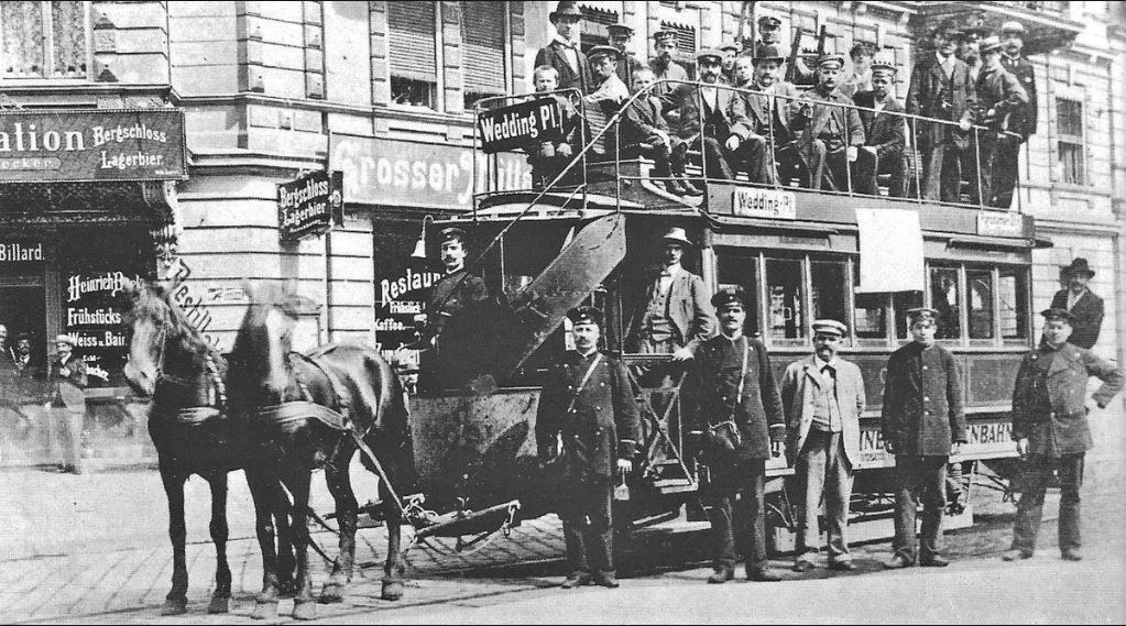 SBahnBerlin's tweet photo. Zum letzten Mal hörte man es heute vor 120 Jahren auf der Strecke zwischen #Wedding & #Großgörschenstraße wiehern: Die letzte innerstädtische Pferde-Straßenbahn-Linie 🐴🚋 wurde am 22. August 1902 auf elektrischen Oberleitungsbetrieb umgestellt. #geschichte #pferdebahn @BVG_Tram https://t.co/5sR9wkL3Ey