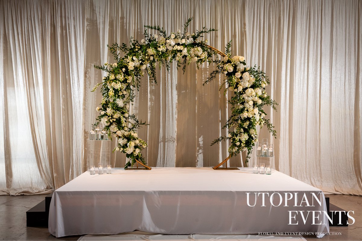 Utopian_Event's tweet photo. This is a traditional ceremony alter at the Factory in ATL!
#indian #desi #design #ceremony #reception #garba #mehndi #flowers #fresh #flower #candle #candles #votives #chairs #plates #linens #chaircaps #floral #tradition #traditional #white #green #gold #staged https://t.co/UorGhvG9HD