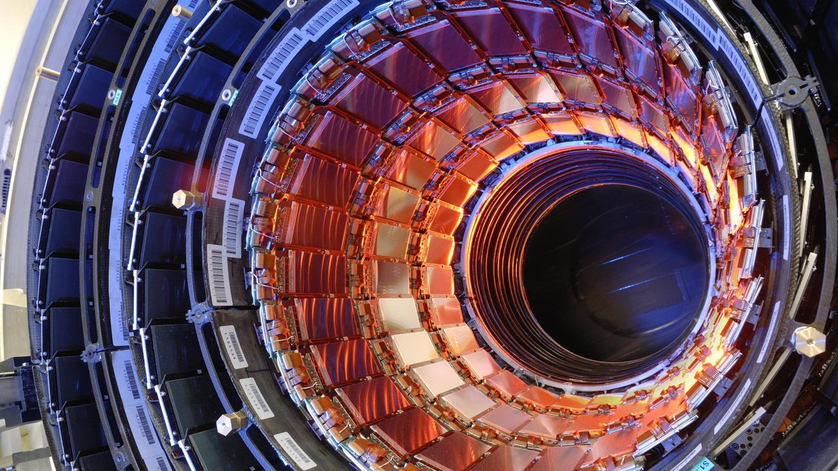 ESMI_society's tweet photo. That's pretty cool 😎:
Ever wanted to take a look behind the scenes of CERN?The Swiss yESMI group @SwyMIC invites you to a guided tour on 23 Sep with a subsequent Aperó. 
Registration is free of charge but obligatory - deadline 1 Sep! 
Just register via: https://t.co/hRgrcRG8XC https://t.co/hD0EENvjo6