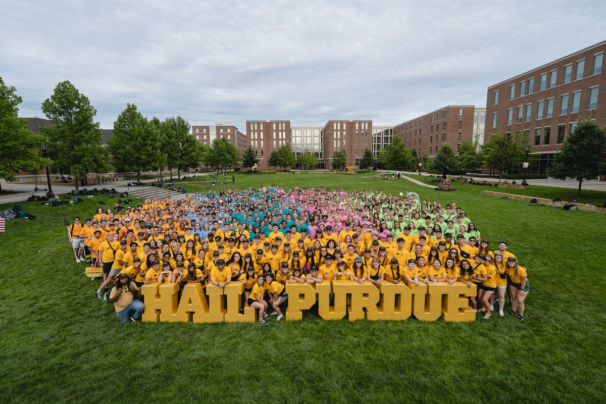 LifeAtPurdue's tweet photo. Who's excited for their next giant leap? BGR team leaders are welcoming new #Boilermakers at Boiler Gold Rush. 🚂 @allaboardpurdue #BGR2022 #BoilerUp https://t.co/itk5cXRA3U