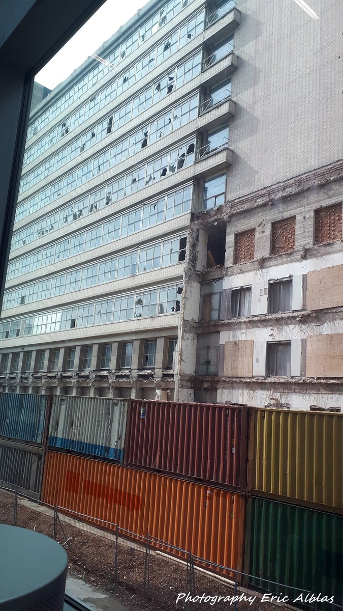 AlblasEric's tweet photo. Ik moest vandaag ook nog wat spullen ophalen in het #erasmusmedischcentrum. Mooie gelegenheid om meteen foto's te maken van de #duurzamesloop van het oude #dijkzigt #ziekenhuis. https://t.co/5oUw2RB58h