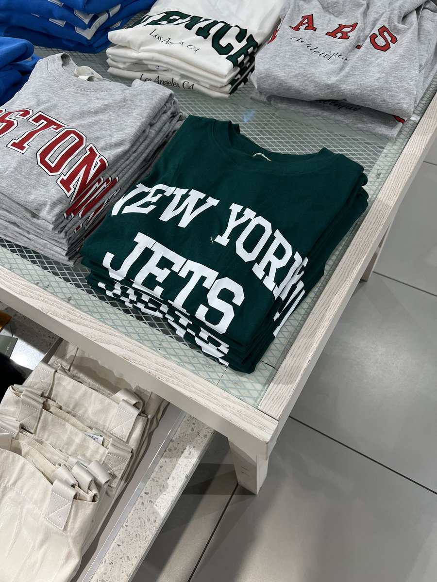 JDargai's tweet photo. Random @hm in #Budapest waiting on @garyvee to come by. @nyjets https://t.co/8V2FIC7HWu