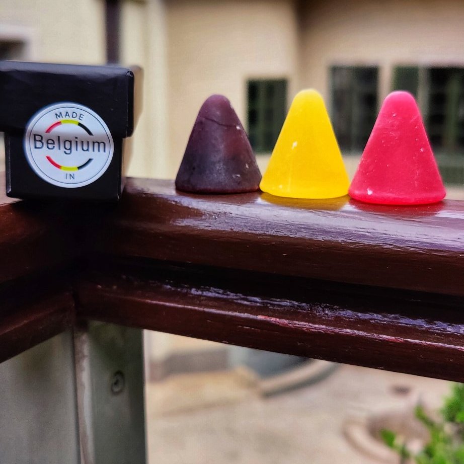 BelgiumBudapest's tweet photo. 🍬🇧🇪The Cuberdon: A Belgian delicacy at our National Day Reception! 🇧🇪🍬A special treat  for our guests: “Cuberdons” in 🇧🇪 colors. 😋
They cannot be kept in the fridge or frozen. That is why #Cuberdons always stay in Belgium, except for this one  time at our reception...! https://t.co/QucgfTBypS