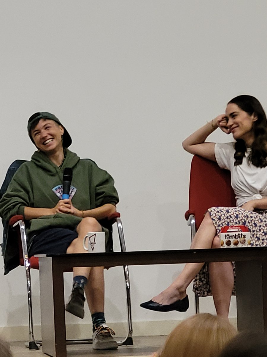 roxkitten's tweet photo. Got a wee bit of #EHCon22 blues, even though I wasn't there. I really loved the flood of funny and happy pix by everyone! 💚 As a little thank you, here's one of my own photos from #EarpFest. Much love to you all!
#WynonnaEarp #BringWynonnaHome #StartTheWave 🌊 https://t.co/ZmKDelYWXP