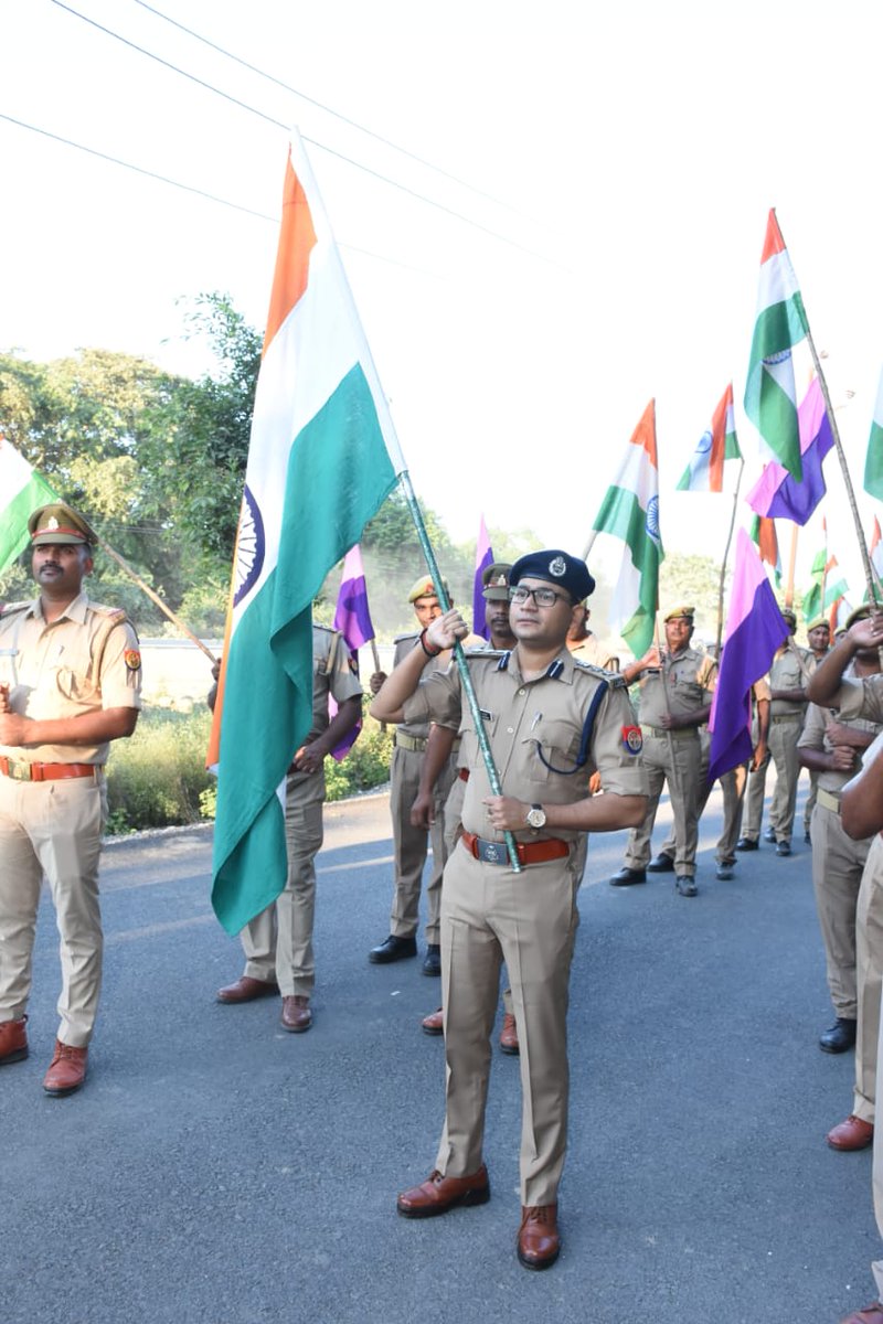 commandant11BN's tweet photo. आज दिनांक 16/08/2022 को आजादी की 75वीं वर्षगांठ के उपलक्ष्य में मनाए जा रहे "आजादी का अमृत महोत्सव" के क्रम में सायंकाल सेनानायक महोदय के कुशल निर्देशन एवम् नेतृत्व में तिरंगा रूट मार्च किया गया। तिरंगा रूट मार्च में पीएसी अधिकारियों/कर्मचारियों ने बढ़ चढ़कर प्रतिभाग किया। https://t.co/BbdqGHsT0p