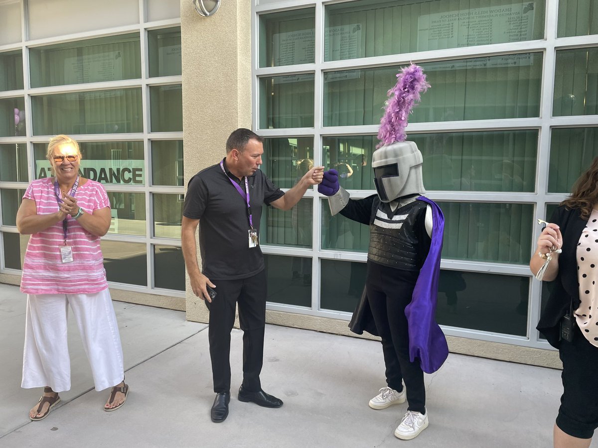 kalkoskeSHHS_AP's tweet photo. First Day B2School and Knights are π!ππ«πππβοΈ#knightsdoitright #DSUSDfirstday https://t.co/2zitcw8dbi