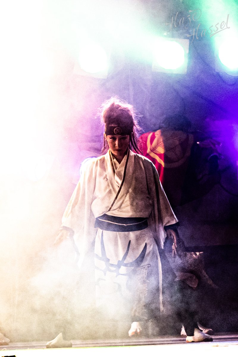 haze_4351's tweet photo. 夏舞徒さんのかっこいい演舞に、ステージのスモークとライティングで幻想的な雰囲気も加わってすごかったです。

#朝霞彩夏祭
#夏舞徒 さん https://t.co/DNtKbhf5Vf