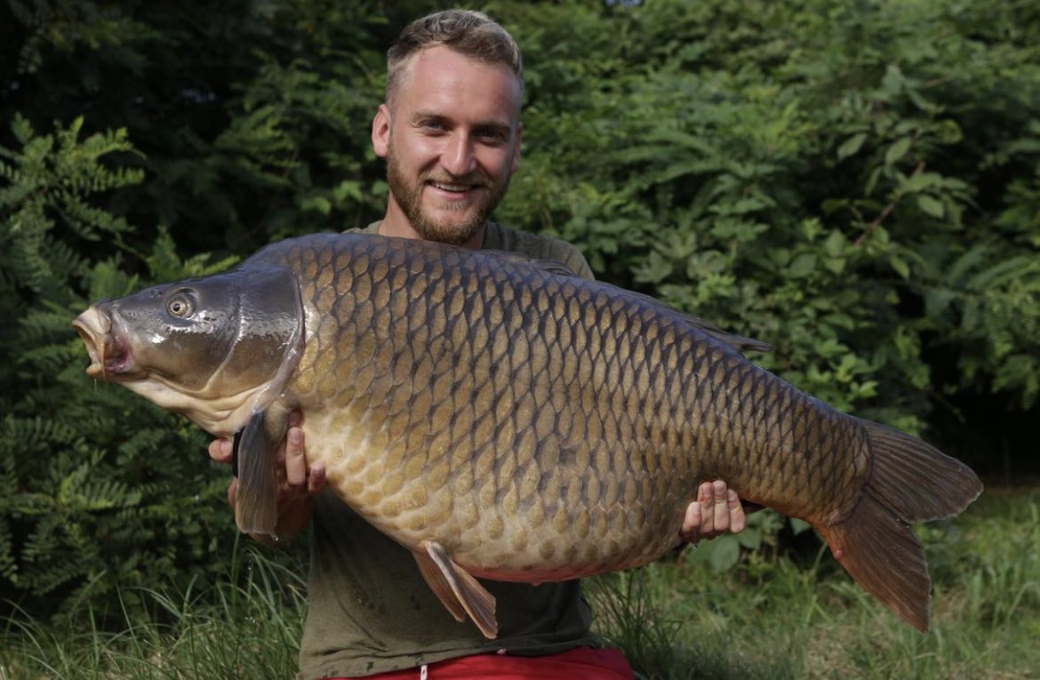 Lets take a look back at this MEGA Common caught by Dovery during the filming of season 2 👊🏻💯🔥

@tomdove11 

#MonsterCarp #BigCarp #Carp #Carpfishing #Fishing #korda #mainlinebaits #bigcarpbuzz  #adventure #travel #tomdove #delkim #kordaofficial #kordadevelopments