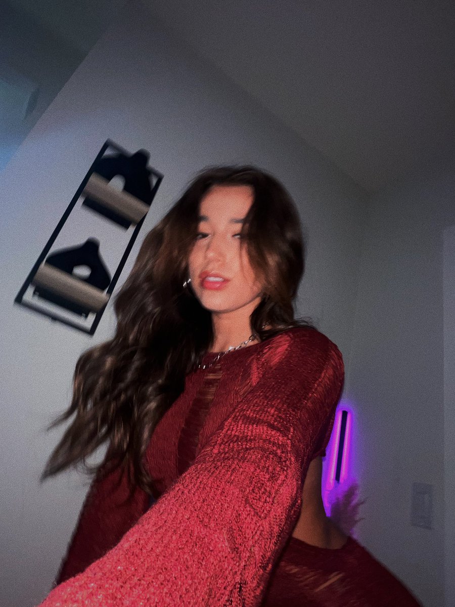 alainacastillo5's tweet photo. if this tweet gets 500 likes then i’ll post the presave for my next song ‘party in my head (ur not invited)’ 🩸🍷 🥀 (if u rt it then i’ll follow u back!!) https://t.co/LEKlyi0gWZ
