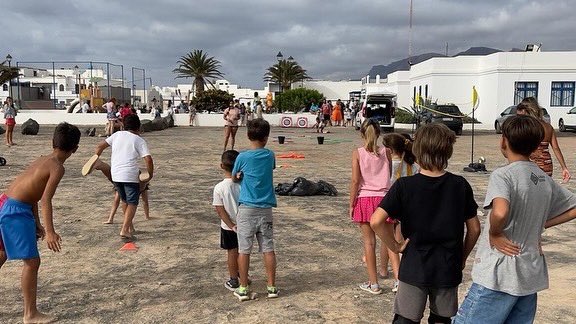 La Caleta de #Famara vivió con éxito una jornada lúdica el Día de la #Juventud 🙌🏻 Una completa jornada que preparó @juventudteguise con diferentes talleres y actividades!