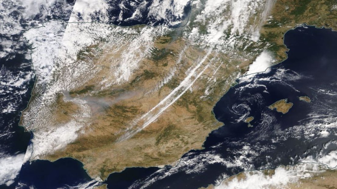 IsabelIsamoren's tweet photo. Puede parecer increíble, pero es cierto. El humo que cubre Madrid viene de un incendio en Portugal ¡y puede comprobarse incluso a través de satélite! Mirad cómo pasa también por Extremadura y Castilla-La Mancha (Imagen desde Terra/MODIS) https://t.co/GsALiFTHdh