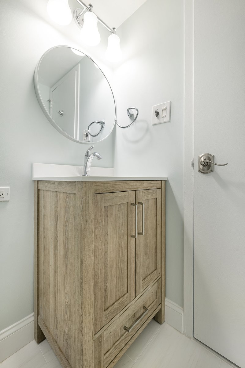 SolidRemodeling's tweet photo. Transitional Small Bathroom Remodeling in Alexandria,VA

#smallspace #bathroomfixtures #freestandingvanity #marblelookingtile #modernbathroom #paintedwall #porcelaintiles #primarybathroom #roundmirror #showerglassdoor #smallbathroom #whitetile #transitionalbathroom #whitebathroom https://t.co/caDcmIVVMJ