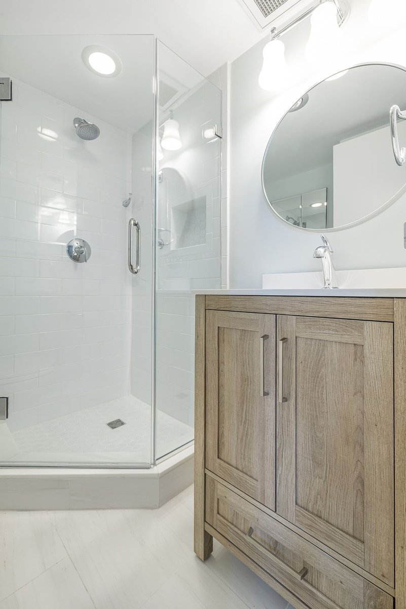 SolidRemodeling's tweet photo. Transitional Small Bathroom Remodeling in Alexandria,VA

#smallspace #bathroomfixtures #freestandingvanity #marblelookingtile #modernbathroom #paintedwall #porcelaintiles #primarybathroom #roundmirror #showerglassdoor #smallbathroom #whitetile #transitionalbathroom #whitebathroom https://t.co/caDcmIVVMJ