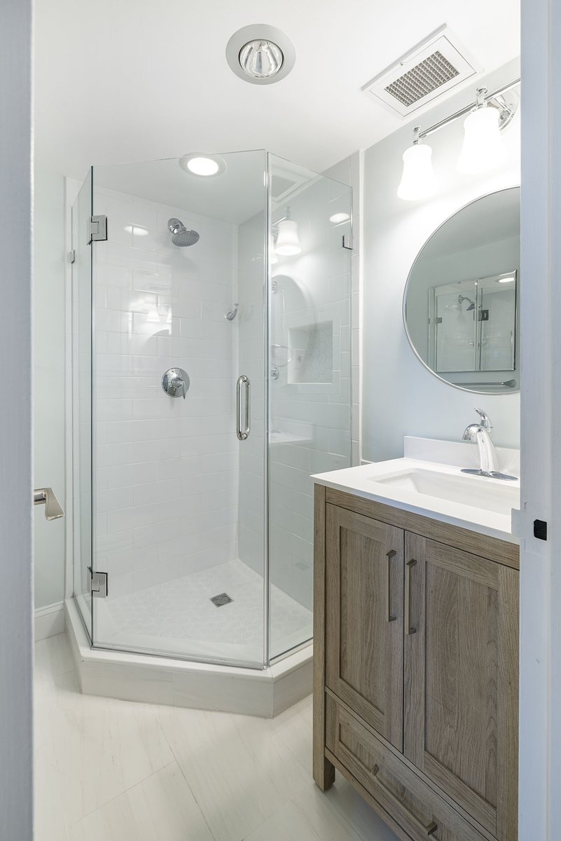 SolidRemodeling's tweet photo. Transitional Small Bathroom Remodeling in Alexandria,VA

#smallspace #bathroomfixtures #freestandingvanity #marblelookingtile #modernbathroom #paintedwall #porcelaintiles #primarybathroom #roundmirror #showerglassdoor #smallbathroom #whitetile #transitionalbathroom #whitebathroom https://t.co/caDcmIVVMJ