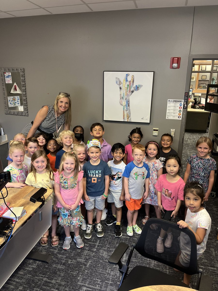 I enjoyed a visit from <a href="/Bledsoe_Elem/">Bledsoe Elementary</a> kindergarten students as they toured the school today! 💚💙 #FISDmadetoshine #bledsoestrong #saddleupforsuccess
