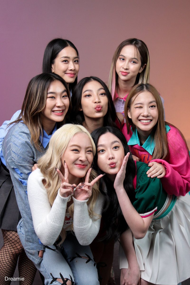 dreamiepc's tweet photo. น่ารักขึ้นทุกคนจริงๆ นะะะ 💕

#POPLIVExLessisMore4EVE #4EVE https://t.co/mZKHGerSpO