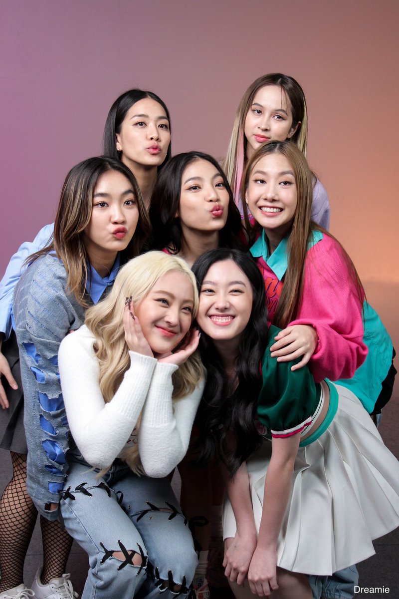 dreamiepc's tweet photo. น่ารักขึ้นทุกคนจริงๆ นะะะ 💕

#POPLIVExLessisMore4EVE #4EVE https://t.co/mZKHGerSpO