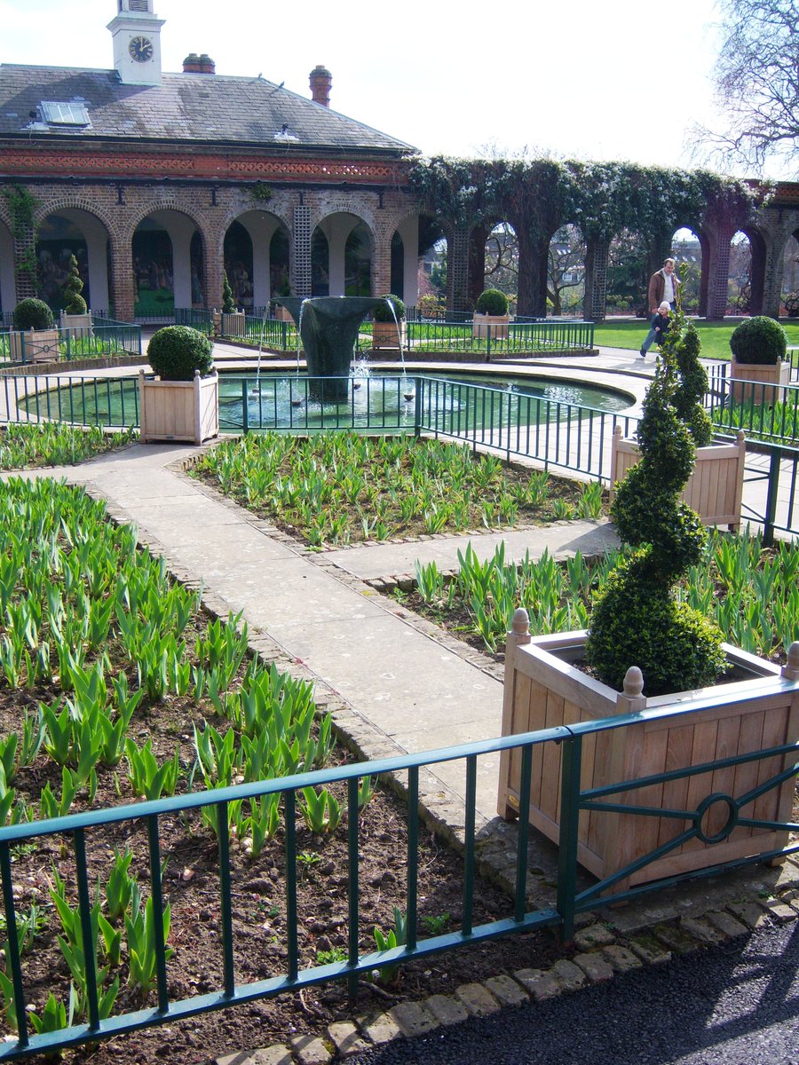 Adding a square teak garden planter to your garden will add a touch of sophistication all year
round.

#houseandgarden #gardenfurniture #flowers