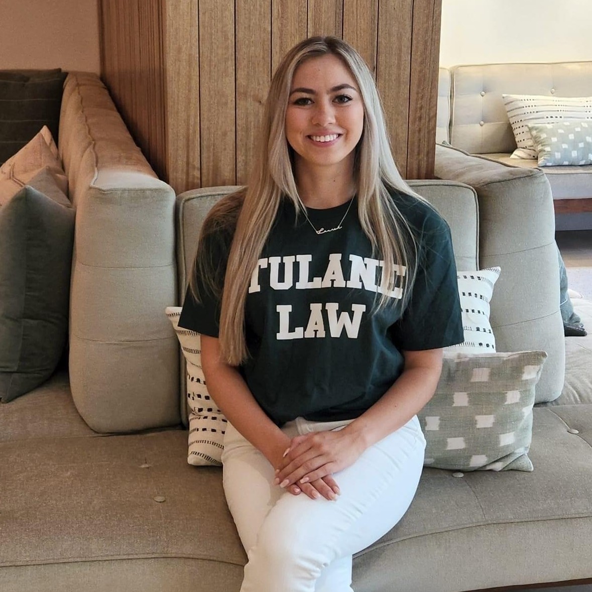 TulaneLaw's tweet photo. #MeetandGreet #TLS25! Meet Texan Lauren Jones, who comes from Austin via @Mizzou where she double majored in business & international studies "I chose Tulane because of the extremely welcoming environment from the professors, students, and staff." GREEN is your color, Lauren!💚 https://t.co/wjCIabYJSq