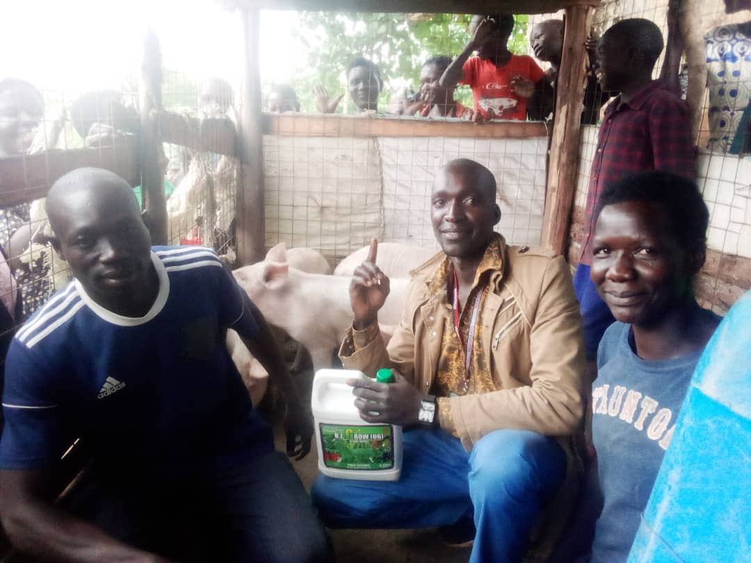 dynapharmugand1's tweet photo. When our #Dynapharm team led by Emmanuel Otim paid a visit to the projects, we were quickly shown the 4 months old pigs whose sizes have become the centre of #attraction and envy of the entire #Village ......
#increaseproductivity #organicfarming  #FoodSecurity #food #agriculture https://t.co/qQPI69OGit