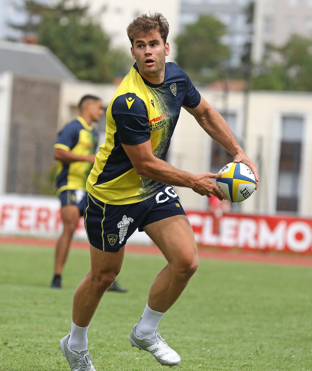 ASMOfficiel's tweet photo. 👋 @PenaudD a également retrouvé le groupe clermontois lors de cette 5ème semaine de préparation. 
#YellowArmy 💛💙 https://t.co/uMP22mm4eU