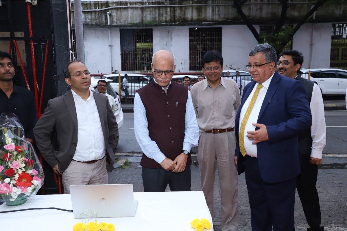 Dgtpsmumbaicbic's tweet photo. To enhance the outreach of CGST Mumbai Zone, a large display  screen was inaugrated near Church Gate station by Shri Tarun Bajaj, Secretary (Revenue),  GoI. Mr Balesh Kumar, Member and Mr Ashok Mehta, PrCC were also present.
#cbic4taxpayers https://t.co/pc0q1GI07y