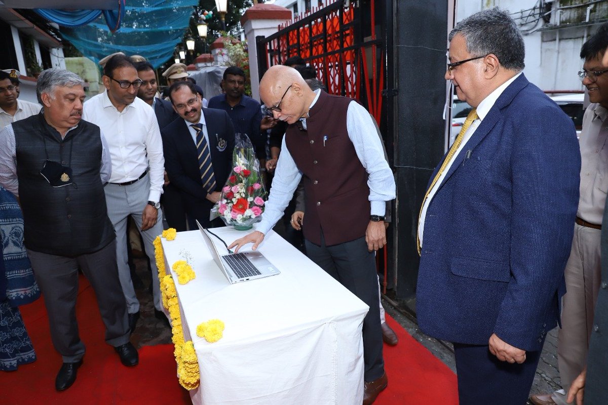 Dgtpsmumbaicbic's tweet photo. To enhance the outreach of CGST Mumbai Zone, a large display  screen was inaugrated near Church Gate station by Shri Tarun Bajaj, Secretary (Revenue),  GoI. Mr Balesh Kumar, Member and Mr Ashok Mehta, PrCC were also present.
#cbic4taxpayers https://t.co/pc0q1GI07y