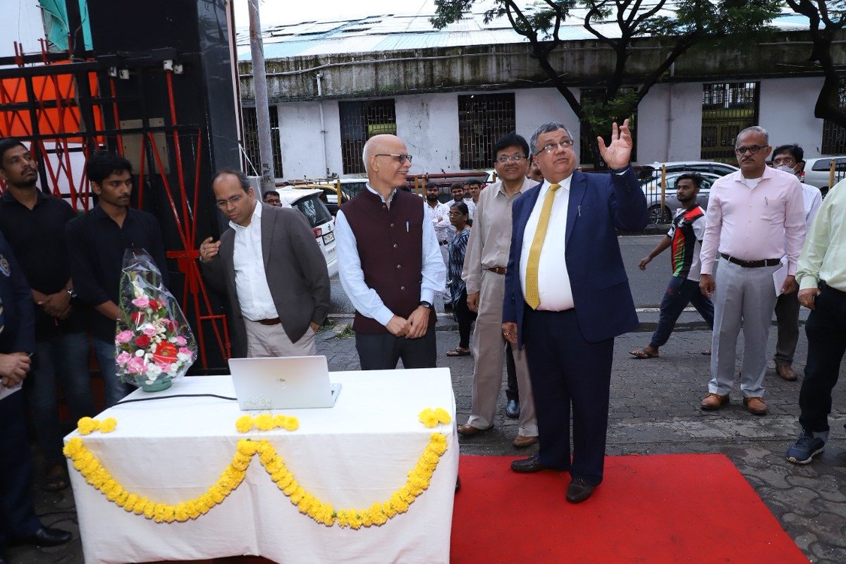 Dgtpsmumbaicbic's tweet photo. To enhance the outreach of CGST Mumbai Zone, a large display  screen was inaugrated near Church Gate station by Shri Tarun Bajaj, Secretary (Revenue),  GoI. Mr Balesh Kumar, Member and Mr Ashok Mehta, PrCC were also present.
#cbic4taxpayers https://t.co/pc0q1GI07y