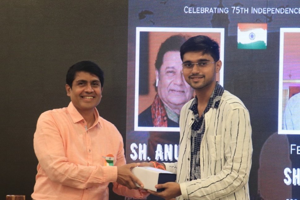 authoralien's tweet photo. Yesturday an extraordinary event organised by @litofest - @artofhindipoets at @titlewavesMUM was so exiciting.
Its an honour to perform there and even got to listen and met @swankhede_IRS, @anupjalota, and many big personalities.🇮🇳

📍Bandra(W), Mumbai #15aug https://t.co/sjV1N7dQ1D