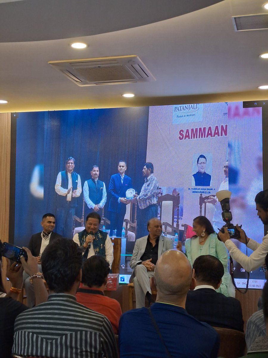 authoralien's tweet photo. Yesturday an extraordinary event organised by @litofest - @artofhindipoets at @titlewavesMUM was so exiciting.
Its an honour to perform there and even got to listen and met @swankhede_IRS, @anupjalota, and many big personalities.🇮🇳

📍Bandra(W), Mumbai #15aug https://t.co/sjV1N7dQ1D