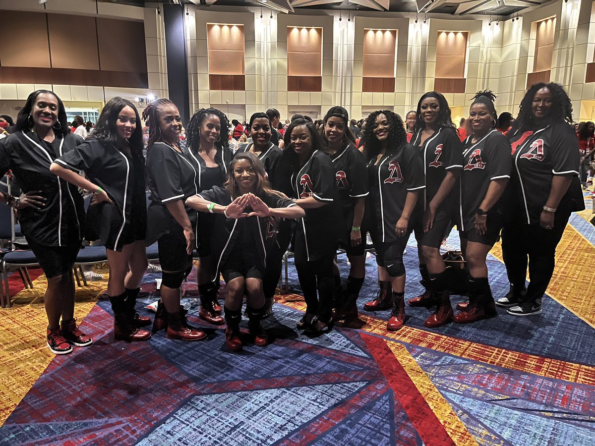 Delorean_Hogan's tweet image. This weekend I did a thing… after almost 20 years I stepped back on a stage to perform. My knees are still on 🔥 😂 #dstregionalconference #strolloff #3rdplacewinners