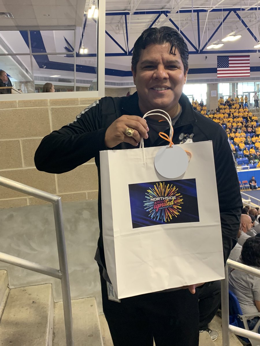 MsMartinezHist1's tweet photo. NISD Convocation 22-23 Garcia Principal Dr. Lopez
@NISDGarcia @DrMarkJLopez #NISDignited https://t.co/KPfzoWJBiR