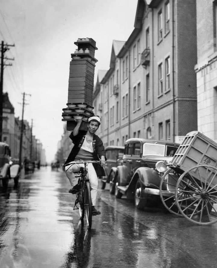 2wheells's tweet photo. A young man delivers soba to customers on a bicycle, Tokyo, https://t.co/f7dnpyjp5K