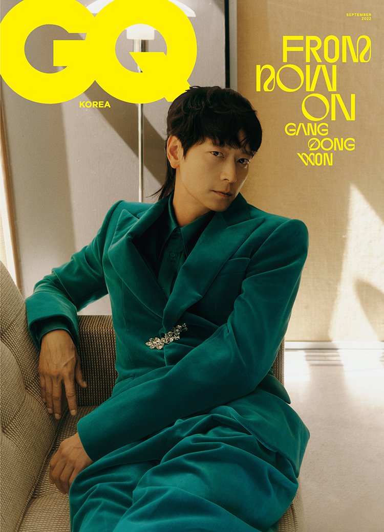 DongwonStyle's tweet photo. A series of Gang Dong-Won wearing velvet suit

#LouisVuitton 
#SaintLaurent
(📷 ellekr, GQkr) https://t.co/hrf6QOKjTD