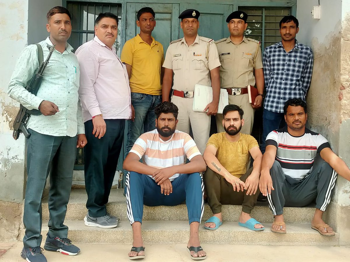 BhiwaniPolice's tweet photo. सीआईए स्टाफ-2  भिवानी ने रोहतक गेट पर फायरिंग करने के मामले में तीन आरोपियों को किया गिरफ्तार।

पुलिस टीम के द्वारा आरोपियों से दो अवैध पिस्तौल व दो कारतूस किए बरामद।
@anilvijminister @police_haryana @igrohtak https://t.co/9nrMEE3YKN