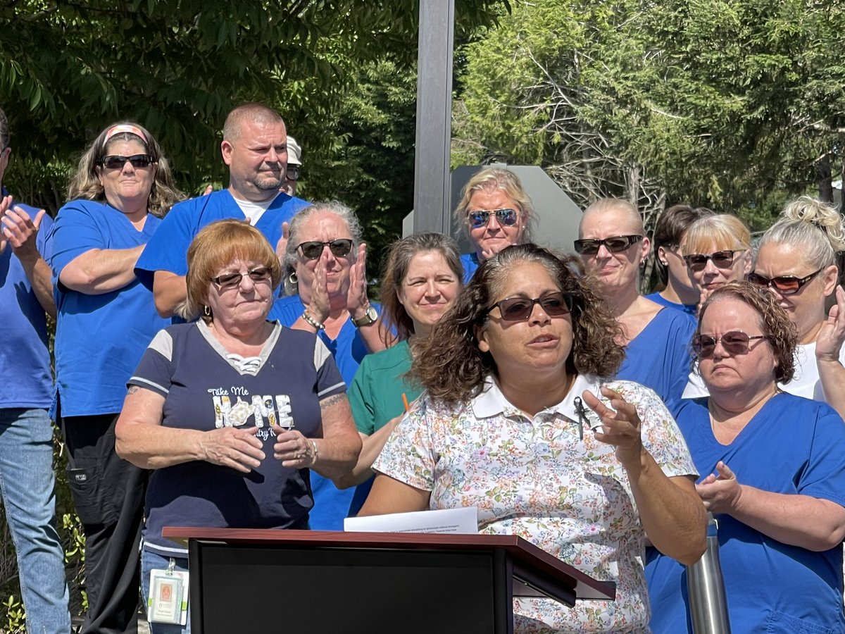 AFTCT's tweet photo. #WindhamUnitedtoSaveourHealthcare advocate, #WindhamCT town councilor
@ReelingRosie urges @HartfordHealthC execs put #PatientsBeforeProfits: “we signed up for care & compassion, and not the conditions of disregard.” #SafePatientLimits #HOPEUnions @AFTUnion @AFTHealthcare https://t.co/Vb0ziPOgwv