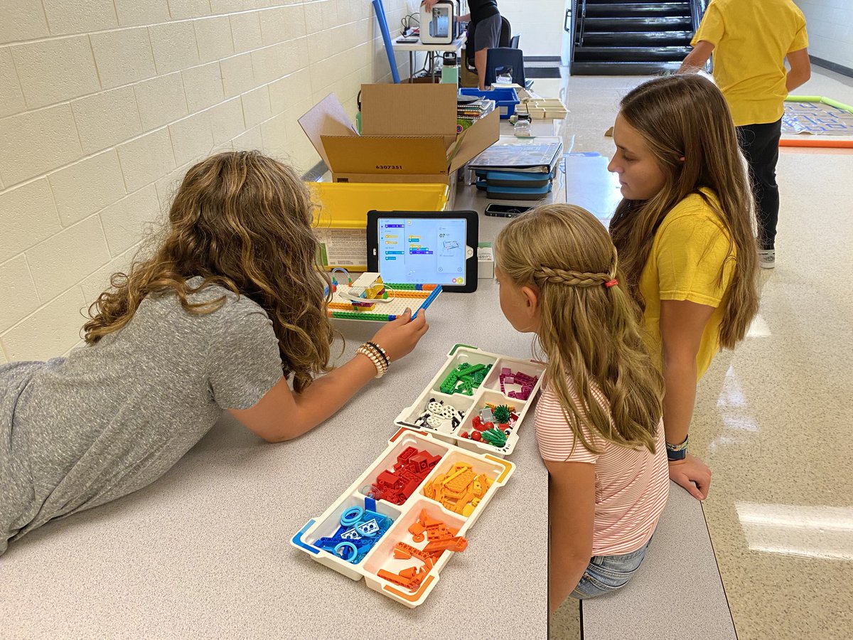 Mrs_Ellis_'s tweet photo. More fun with @lankfordc family members and Coding! #rledtech22 Check out the Ed Tech Lounge! https://t.co/XlHQeWfWEf