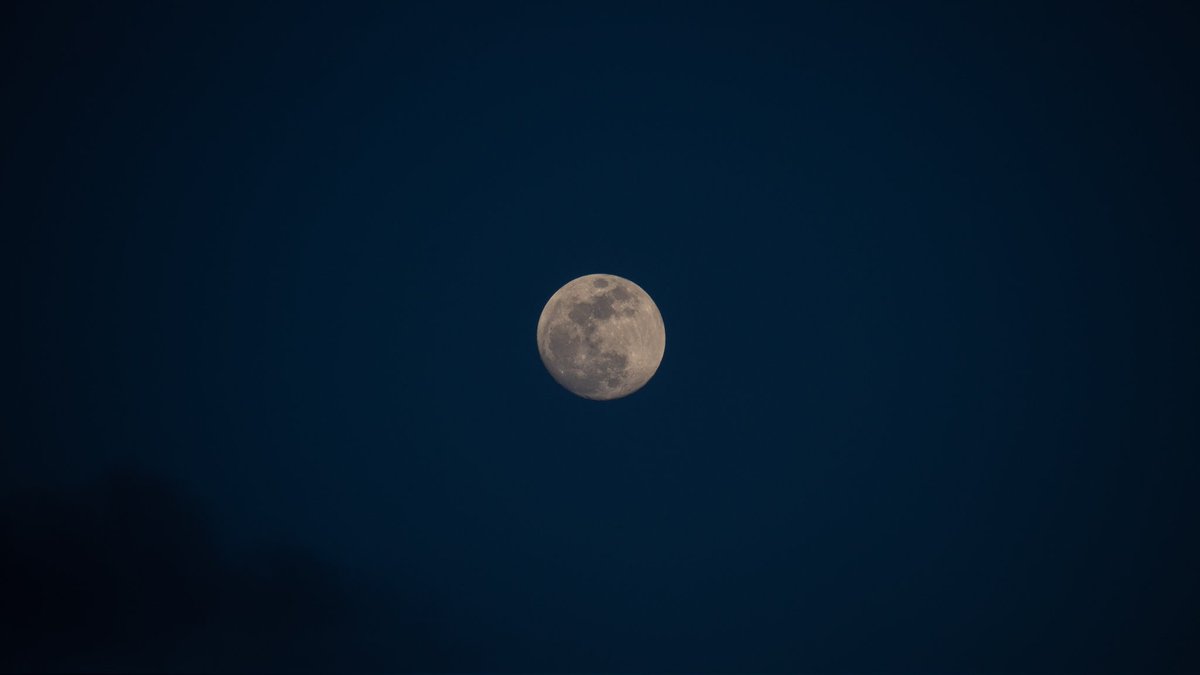 JosephWalter23's tweet photo. #moon #moonlight #moonlovers #clouds #nightsky #nature #nightphotography #canon #200d #adobe #lightroom https://t.co/NVxM4aFpQ1