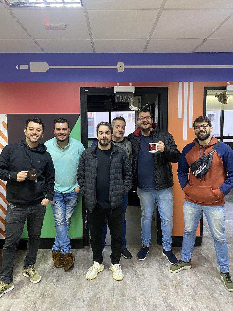 Grupo_RBS's tweet photo. Curte futebol? Então não perca a nossa programação do @oBolaNasCostas 💚⚽️
Os guris debatem sobre as notícias diárias do futebol com muito humor! Sintoniza na @rede_atlantida que já começou 🎧
De segunda a sexta-feira, das 11 ao meio dia.
#futebol #agentevivejunto https://t.co/6O1cgAsjTA