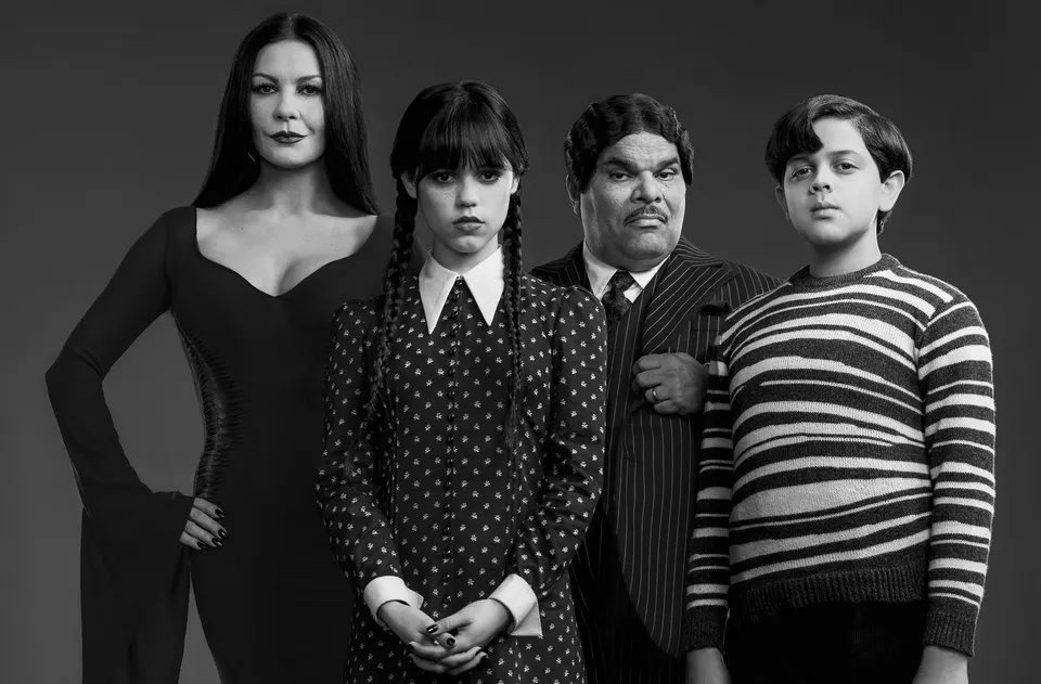horrorlosers's tweet photo. Primeras imágenes de la Familia Addams de Tim Burton al completo en #WEDNESDAY, la serie de Netflix protagonizada por Jenna Ortega que cuenta con Catherine Zeta-Jones como Morticia, Luis Guzmán como Gómez e Isaac Ordonez como Pugsley. https://t.co/mNWcL6gt2d