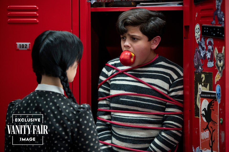 horrorlosers's tweet photo. Primeras imágenes de la Familia Addams de Tim Burton al completo en #WEDNESDAY, la serie de Netflix protagonizada por Jenna Ortega que cuenta con Catherine Zeta-Jones como Morticia, Luis Guzmán como Gómez e Isaac Ordonez como Pugsley. https://t.co/mNWcL6gt2d