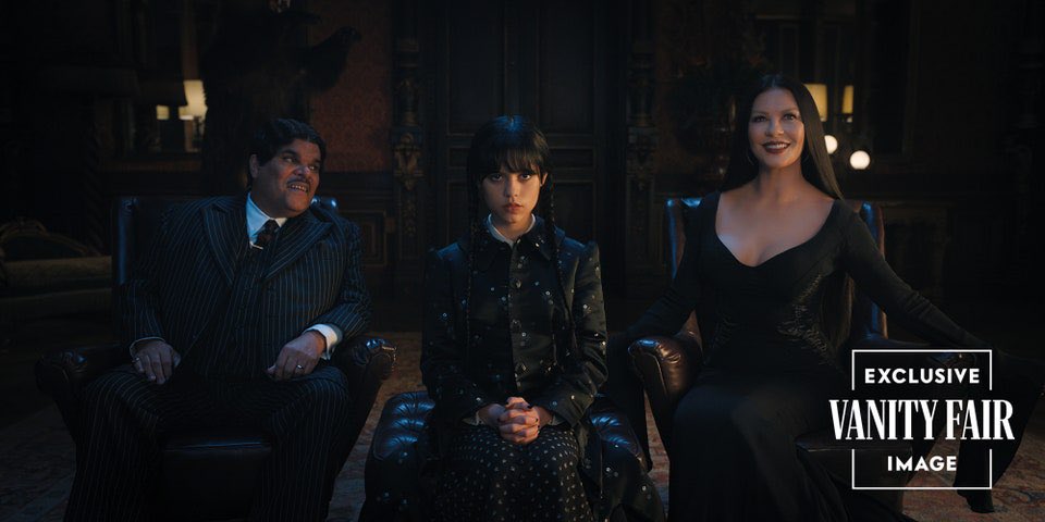 horrorlosers's tweet photo. Primeras imágenes de la Familia Addams de Tim Burton al completo en #WEDNESDAY, la serie de Netflix protagonizada por Jenna Ortega que cuenta con Catherine Zeta-Jones como Morticia, Luis Guzmán como Gómez e Isaac Ordonez como Pugsley. https://t.co/mNWcL6gt2d