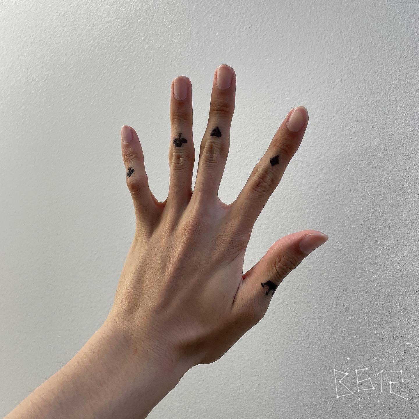 さくや タトゥーに勝手にシール付け足されてた 推しタトゥーバチバチやけど普段バブやからギャップがえぐい Twitter