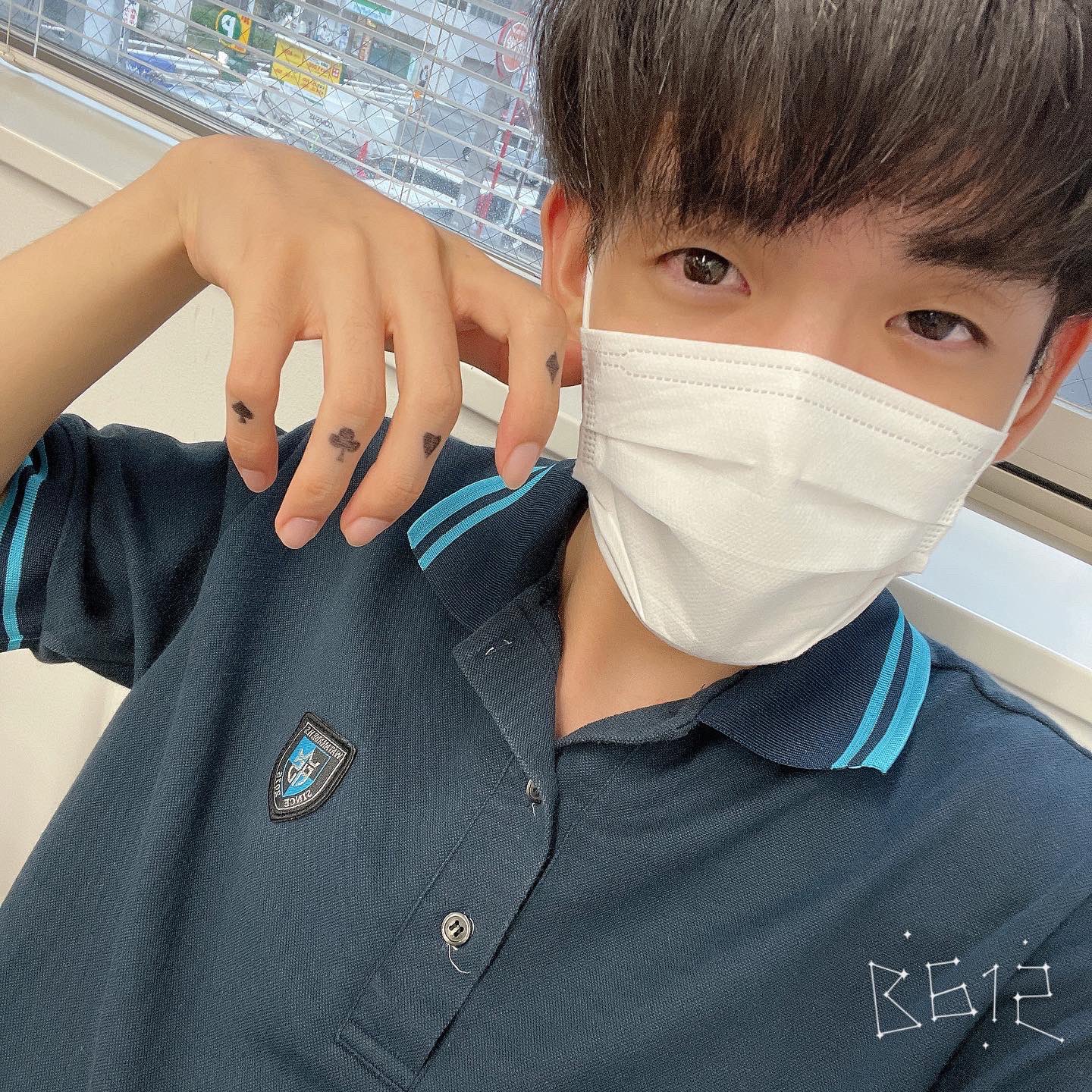 さくや タトゥーに勝手にシール付け足されてた 推しタトゥーバチバチやけど普段バブやからギャップがえぐい Twitter