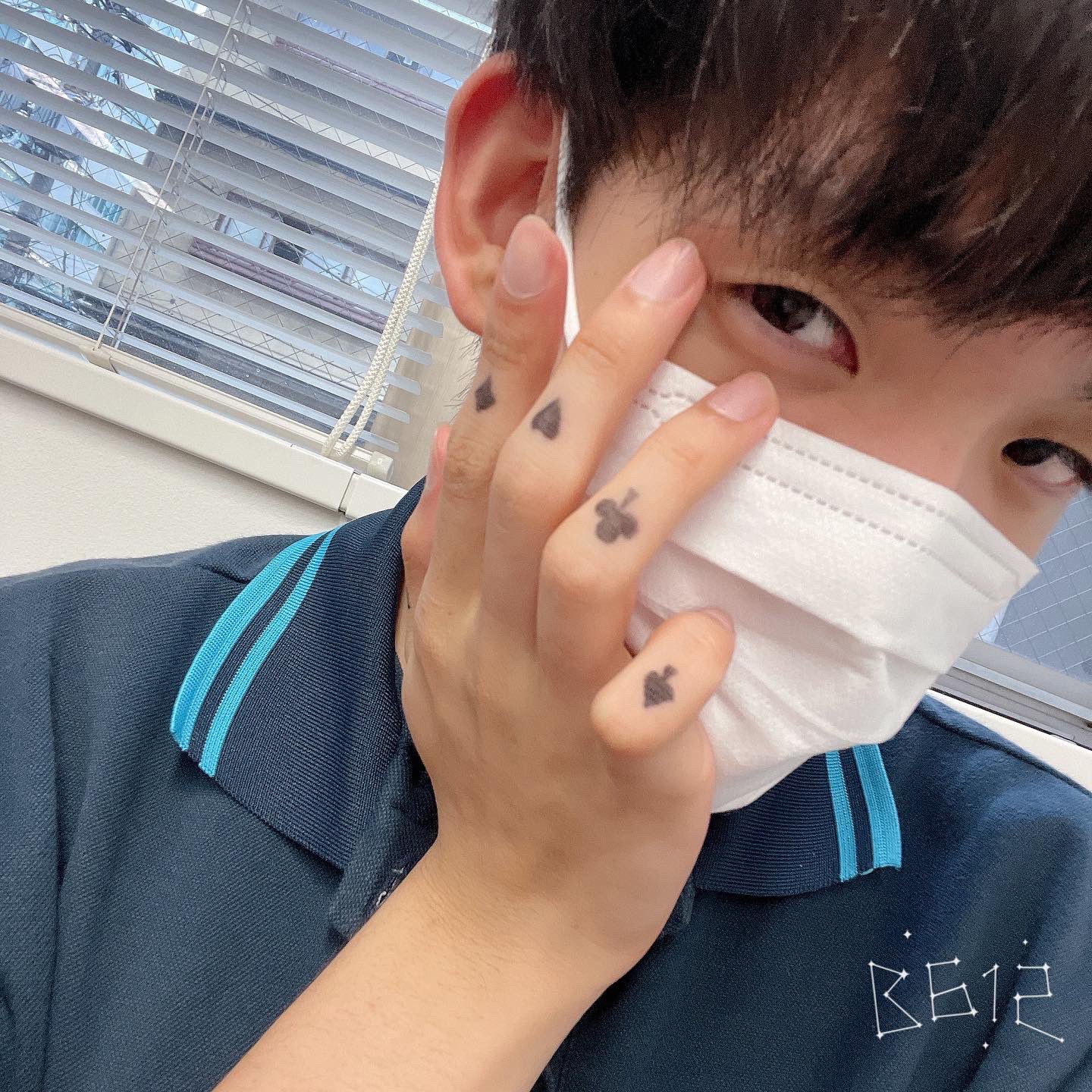 さくや タトゥーに勝手にシール付け足されてた 推しタトゥーバチバチやけど普段バブやからギャップがえぐい Twitter