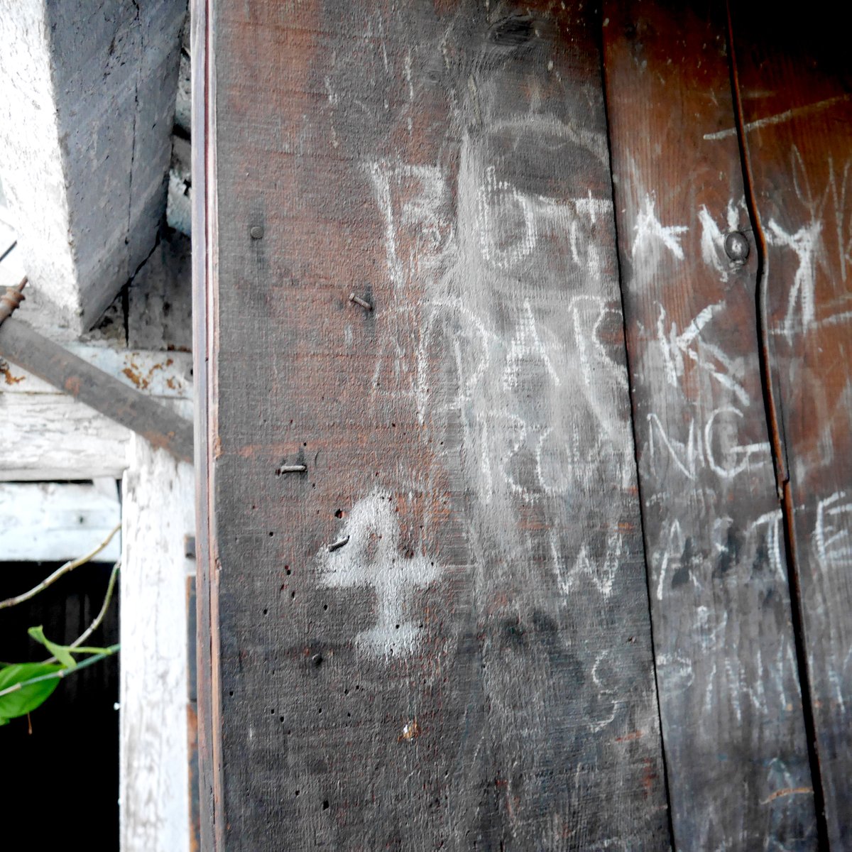 sunnybankmills's tweet photo. Loft vibes ✌️ We've been taking little trips up to the Spinning Mill Loft to check the progress of Mel Davies' set up for his upcoming exhibition 'Green and Pleasant' and found these chalk markings in the eaves.
#SunnyBankMills #MillLife #LoftVibes #YorkshireHeritage https://t.co/A0ihDY3mVR